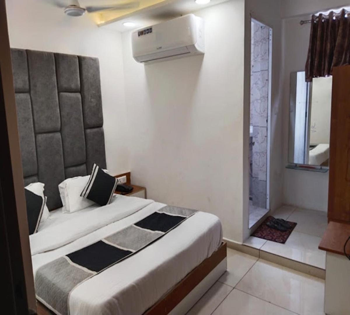 Galaxy Inn Hotel Ahmedabad Exterior photo
